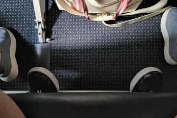 Fluggast teilt Foto von FÜSSEN einer Person, die unter ihrem Flugzeugsitz herausragen
