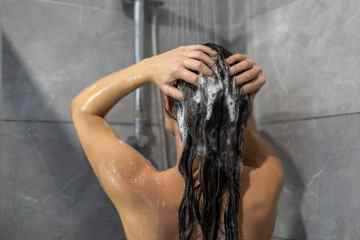 Ich bin ein Haarprofi, du wäschst deine Haare falsch – es fängt VOR dem Duschen an 