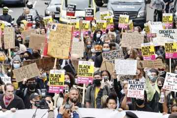Demonstranten von Black Lives Matter marschieren auf der gestrichenen Route des Notting Hill Carnival