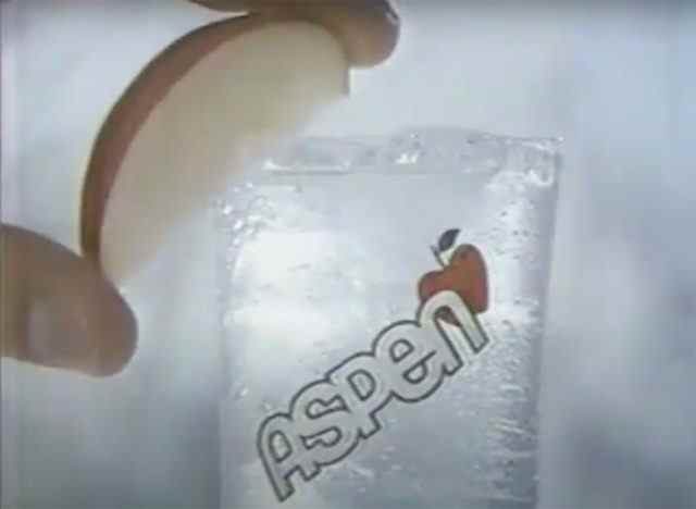 Aspen-Soda im Glas mit Apfelscheibe