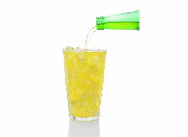 Zitronen-Limetten-Soda gießen