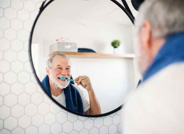 reifer mann, der seine zähne putzt, gesunde lebensgewohnheiten, um einen dicken bauch für immer zu schrumpfen