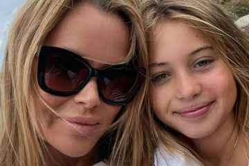 Amanda Holden enthüllt in einem Urlaubsfoto mit Tochter Hollie ihre natürliche Schönheit