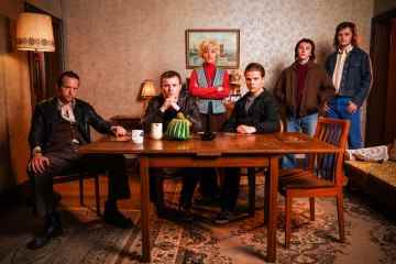 EastEnders werfen einen ersten Blick auf die dramatische Flashback-Episode, als Peggy Mitchell zurückkehrt