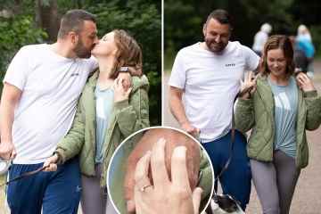 Chanelle Hayes lässt ihren Verlobungsring aufblitzen, als sie ihren Verlobten Dan Bingham auf einem Spaziergang küsst