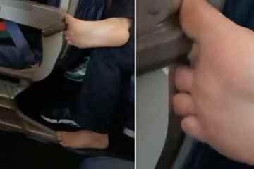 Das Video zeigt, wie ein Passagier seine nackten Füße über die Armlehne des Flugzeugs reibt