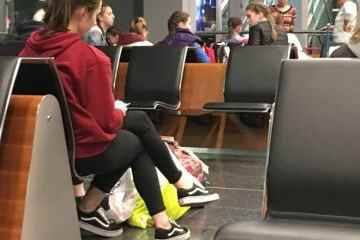 Die optische Täuschung einer am Flughafen wartenden Frau lässt alle verblüfft zurück