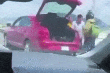 Moment Uber Eats-Fahrer, 26, wird von einem Fahrer in einer schockierenden Reihe von einer BRÜCKE geworfen