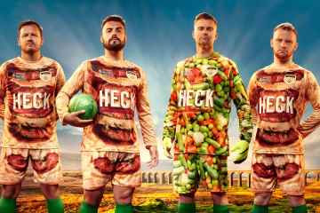 Fußballmannschaft trägt Trikots im Kröten-im-Loch-Design für die neue Saison