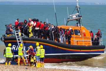 Weitere 150 Migranten überqueren den Kanal nach Großbritannien mit dem Boot an nur EINEM Tag