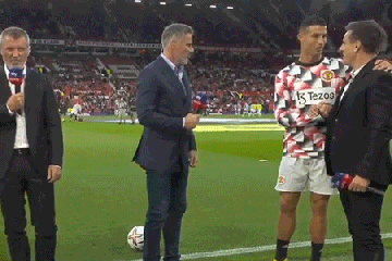 Sehen Sie sich den brutalen Moment an, in dem Cristiano Ronaldo Jamie Carragher SNUBS und Blanks Handshake gibt
