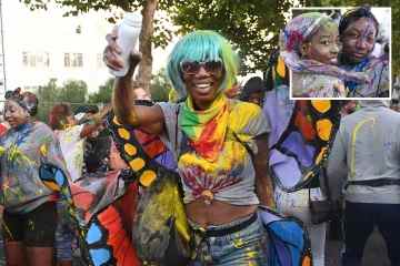 Aufgeregte Massen feiern und werfen Farben von SIX AM beim Notting Hill Carnival