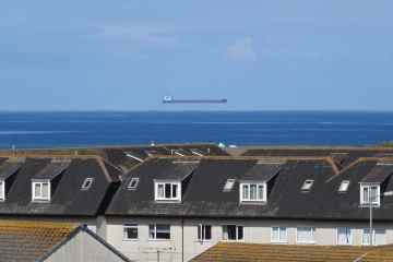 Das verblüffende Bild zeigt einen Tanker, der vor der Küste von Cornwall am Himmel schwebt