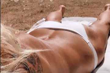 Ulrika Jonsson sonnt sich oben ohne im Bikini, während sie in der Hitzewelle ihre Bräune auffrischt