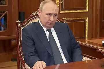 Putin umklammert den Tisch und kaut bei einem Treffen inmitten von Gerüchten über schlechte Gesundheit auf der Lippe