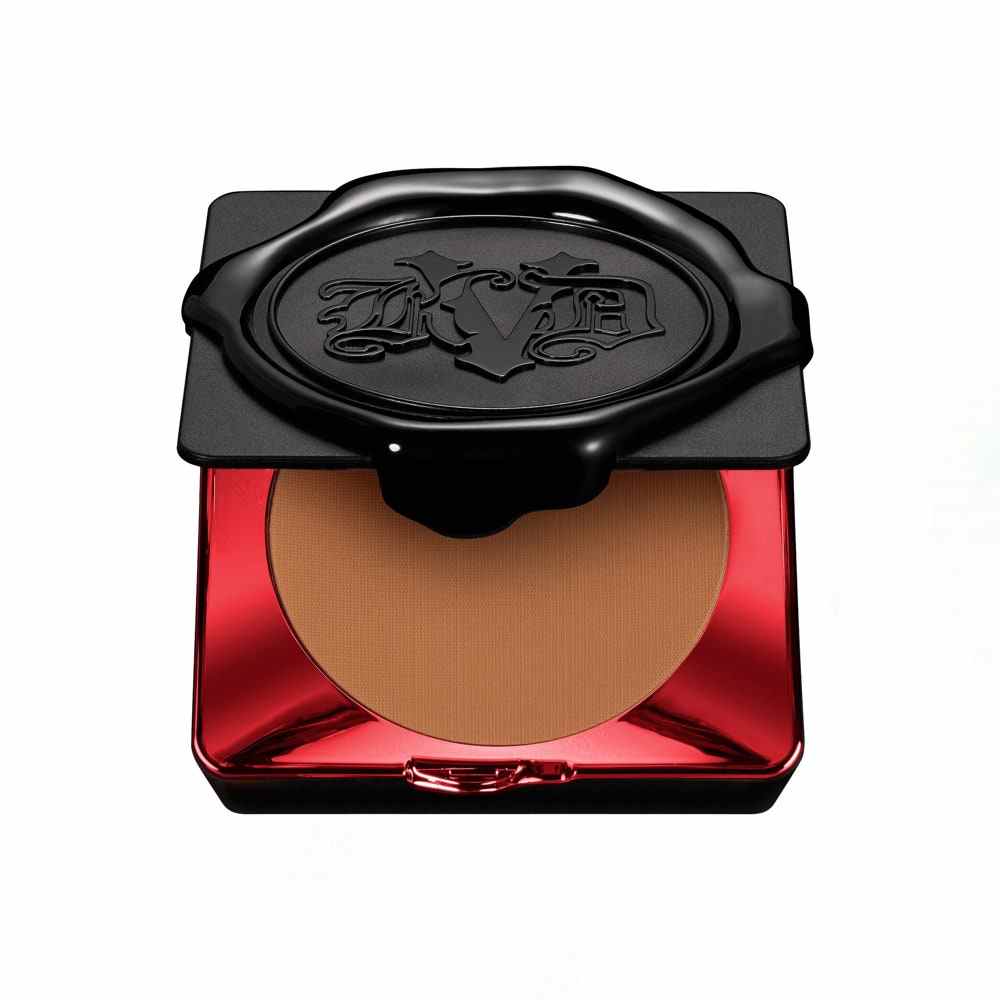 Schwarze und rote KVD Beauty Lock-It Powder Foundation Kompakt auf weißem Hintergrund