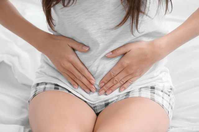 Frau mit Endometriose-Bauchschmerzen