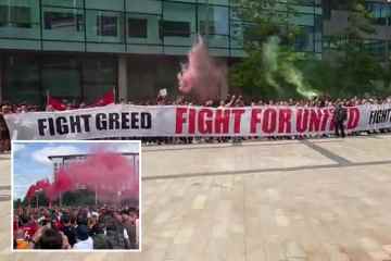 Wütende Demonstranten von Man Utd marschieren mit Fackeln und Bannern auf Old Trafford