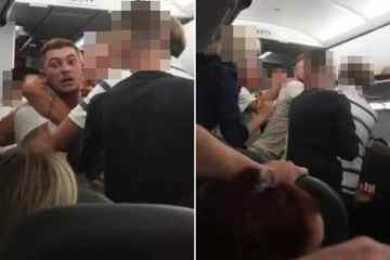 Schockmoment Brite prügelt sich mit easyJet-Passagieren, als der Pilot den Flug umleitet