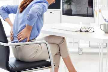 Die 10 alltäglichen Gewohnheiten, die für Ihre quälenden Rückenschmerzen verantwortlich sind – und wann Sie sich Sorgen machen müssen