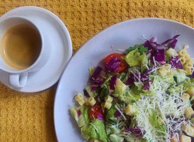 Salat und Kaffee