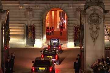 Der Sarg der Königin kommt im Buckingham Palace an, als MILLIONEN sich zur Mahnwache aufmachen 