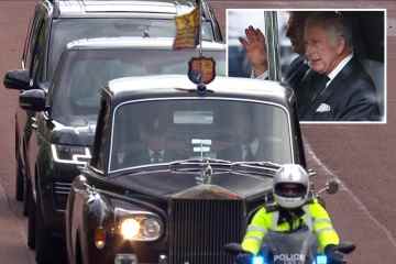 Charles kommt am Buckingham Palace an, bevor er die Royals in einer Prozession anführt