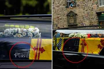 Mysterium, als der Bestattungsunternehmer der Königin während einer sechsstündigen Fahrt die Schaufensterwerbung des Leichenwagens entfernt