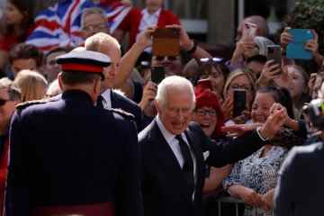 Charles begrüßt jubelnde Schulkinder bei seinem ersten Besuch in Wales, seit er König geworden ist