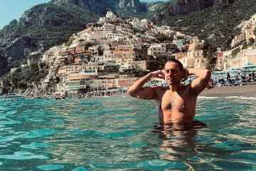 James Argent sieht schlanker denn je aus, als er beim Schwimmen in Italien oben ohne posiert
