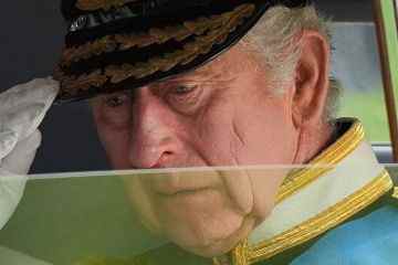 Der tränenreiche König Charles führt den Sarg der Königin an, als er London nach Windsor verlässt