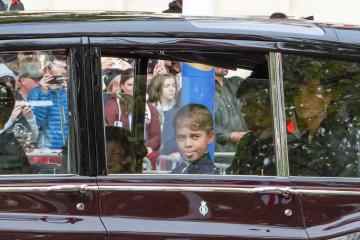 Prinz George streckt auf dem Weg zur Beerdigung der Queen frech die Zunge heraus