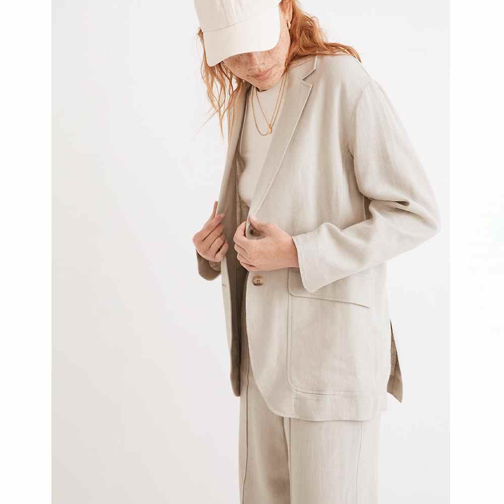 Hellbeiger Madewell Breezewoven Larsen Blazer an einem Model mit passender Hose und weißer Baseballkappe