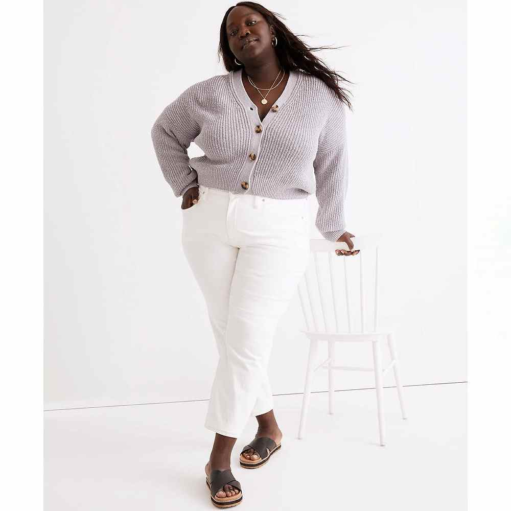Weiße Madewell The Plus Curvy Perfect Vintage-Jeans auf Model mit lavendelfarbener Strickjacke