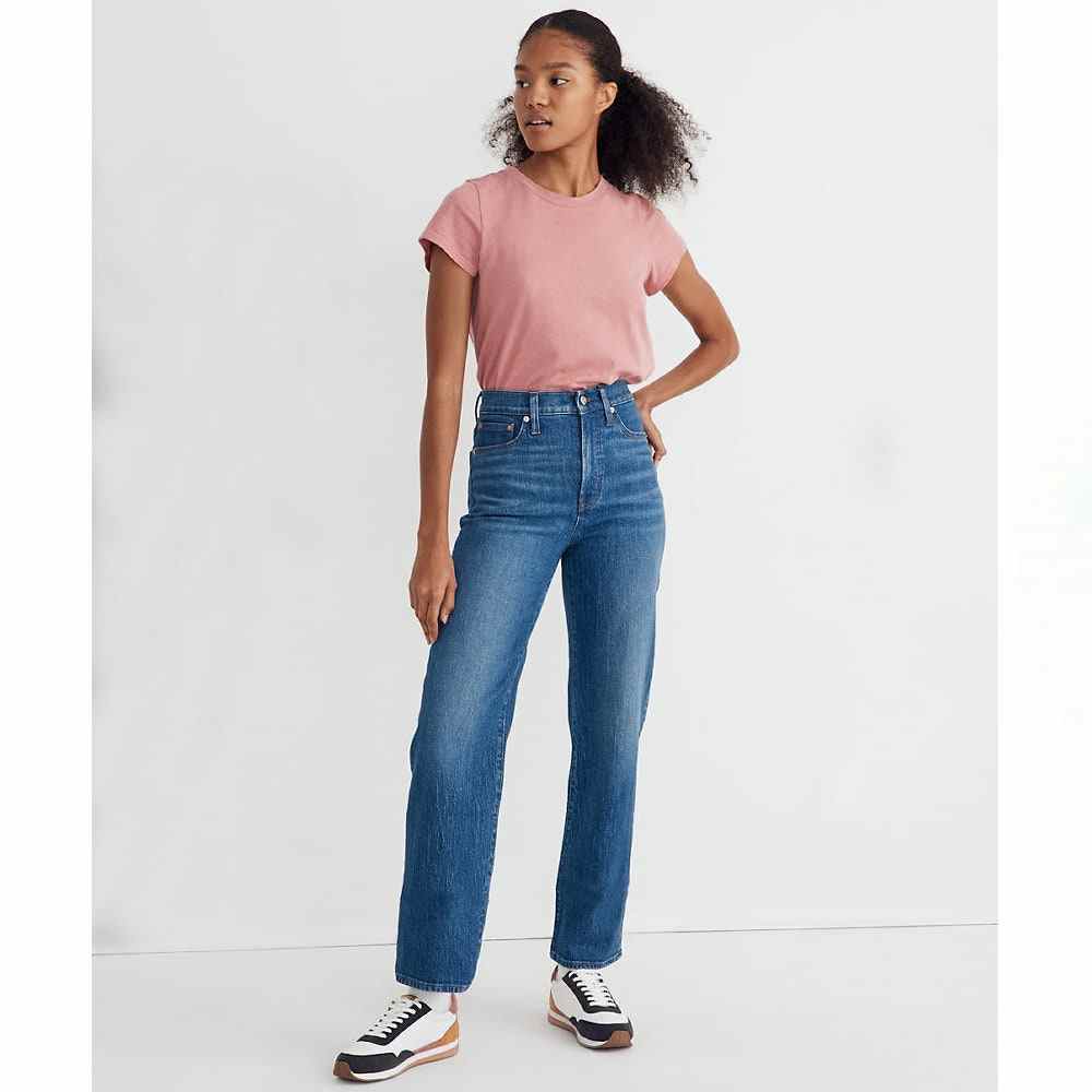 Madewell The Perfect Vintage-Jeans mit weitem Bein in Leifland-Waschung – Model trägt rosa Hemd