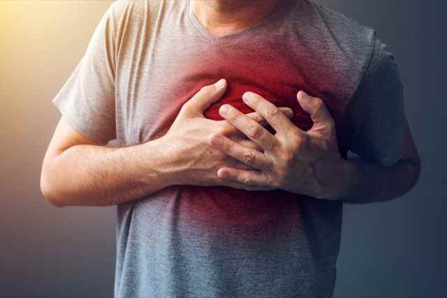 Erwachsener Mann mit Herzinfarkt oder Sodbrennen