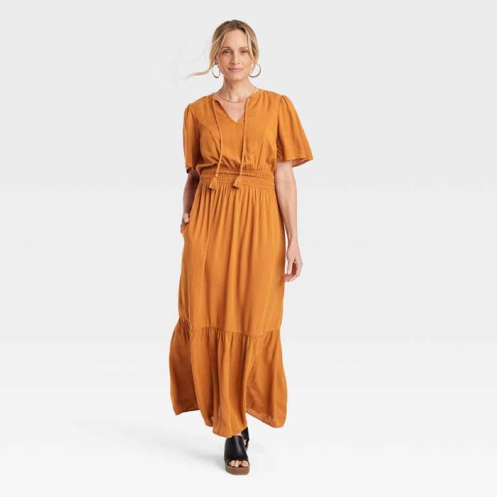Orange Knox Rose A-Linien-Kleid mit Flatterärmeln am Model
