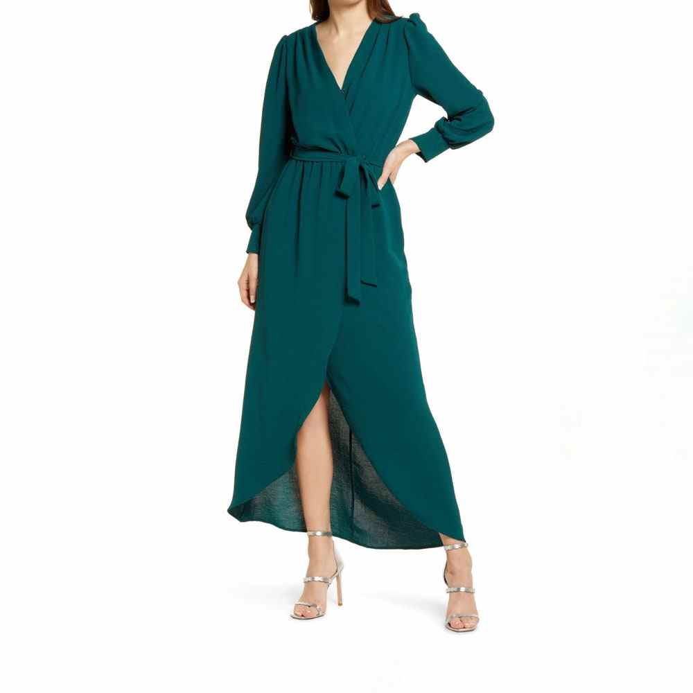Dunkelgrünes Kleid von Fraiche By J mit Wickelfront und langen Ärmeln auf dem Model 