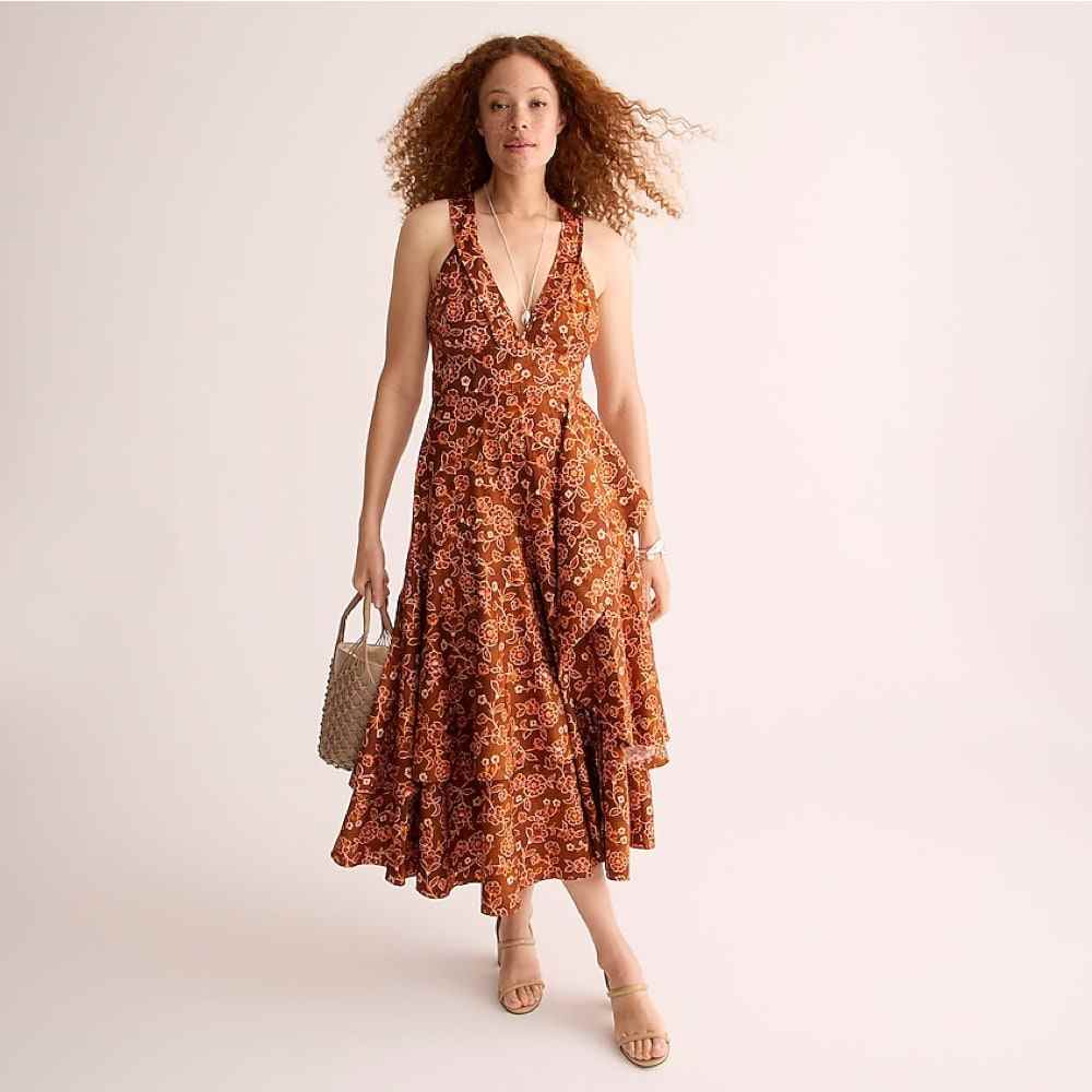 Orange geblümtes J.Crew-Kleid mit überkreuztem Rüschensaum auf dem Model