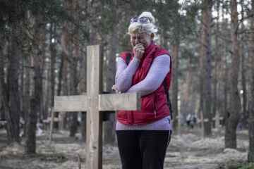 Zivilisten werden weiterhin aus Massengräbern, die in der Ukraine entdeckt wurden, exhumiert