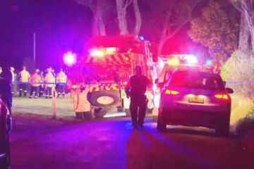 Fünf Teenager getötet und ein 18-jähriger Mann überlebt, nachdem ein Auto gegen einen Baum gekracht ist