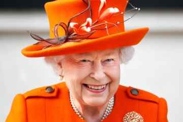 Neueste Ehrungen, als Königin Elizabeth II. im Alter von 96 Jahren friedlich in Balmoral vorbeizieht