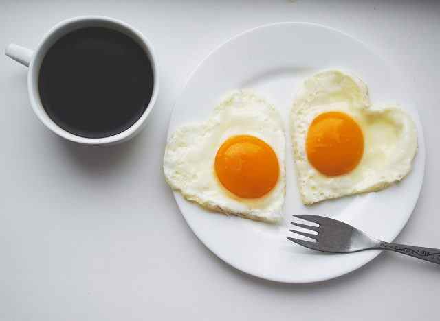 Tasse schwarzen Kaffee und Eier