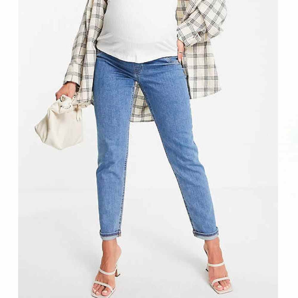 Asos Design Slim Mom Jeans für schwangere Frauen in weißen High Heels 