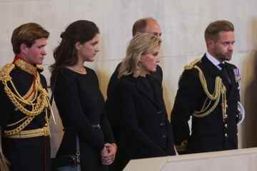 Royals kämpfen mit den Tränen bei der emotionalen Queen-Mahnwache, die von William & Harry geleitet wird