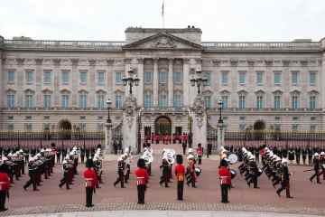 Der Sarg der Queen passiert den Buckingham Palace zum bewegenden Abschied auf der letzten Reise