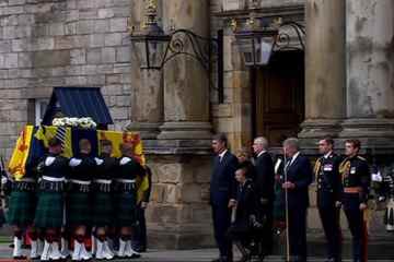 Der Sarg der Königin ist in Holyroodhouse angekommen, während Tausende die Straßen säumen
