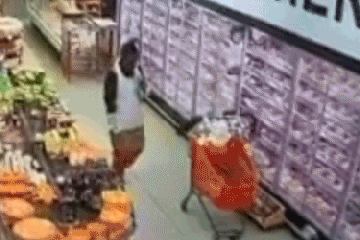 Schrecklicher Moment: Unbekannter entreißt Baby aus Einkaufswagen im Supermarkt