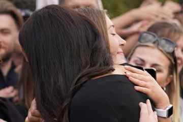Moment Meg umarmt Trauernde, während sich Menschenmengen versammeln, um den Royals die besten Wünsche zu überbringen