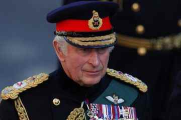 Der Sarg von Königin Elizabeth, der als erster von Millionen in Ehren gehalten wird, zollen Respekt  